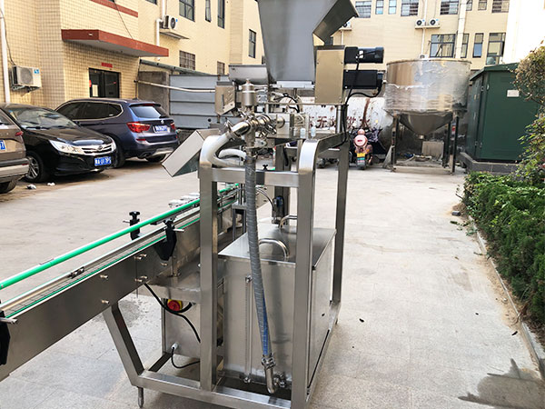 自动化剁椒酱灌装加工生产线实拍图